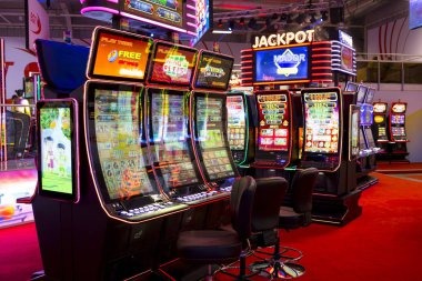 Studio produksi acara permainan langsung rk55 dengan host profesional dan kamera broadcast
